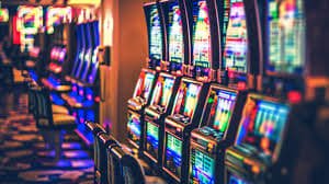 Antarmuka aplikasi kpk togel menampilkan meja dealer langsung blackjack dan menu sportsbook
